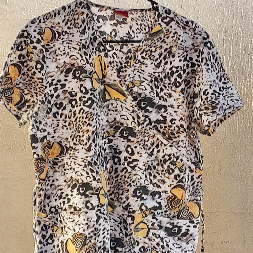 Denice Woman Scrub Top